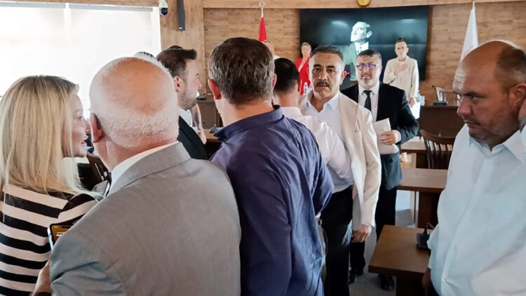 Edirne Belediyesi Meclisi toplantısında gerginlik: AK Parti ile Yeni Partili üyeler birbirine girdi