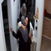 75 yaşındaki kadın, güzellik merkezine 'kirlenmesin' diye ayakkabısını çıkarıp girdi