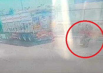 Park hâlindeki TIR’a çarpan motosikletin sürücüsü ağır yaralandı; kaza kamerada
