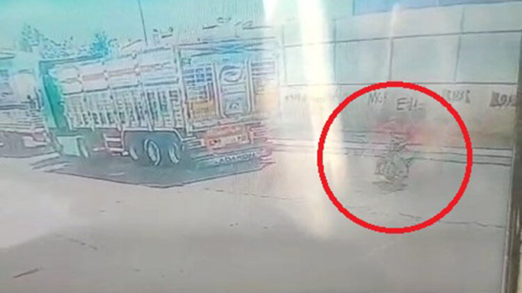 Park hâlindeki TIR’a çarpan motosikletin sürücüsü ağır yaralandı; kaza kamerada