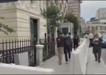 Beyoğlu'nda turistlere hanutçuluk yapan 2 şüpheli yakalandı
