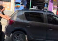 Hatay'da imece usulü yardım: Polisler, arızalanan otomobili iterek sürücüye yardım etti