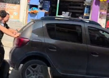 Hatay'da imece usulü yardım: Polisler, arızalanan otomobili iterek sürücüye yardım etti