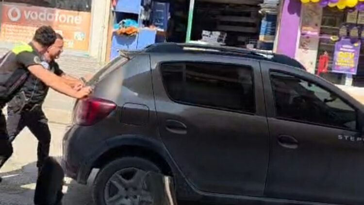 Hatay'da imece usulü yardım: Polisler, arızalanan otomobili iterek sürücüye yardım etti