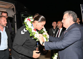 Avrupa şampiyonu boksör Havvanur Kethüda Trabzon'da coşkuyla karşılandı