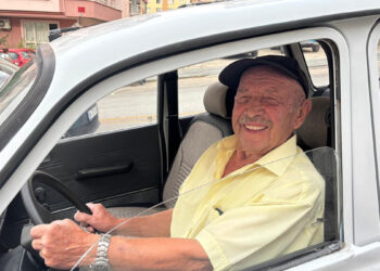 Geç oldu, güç olmadı: Hayalini kurduğu eski otomobile 81 yaşında kavuştu