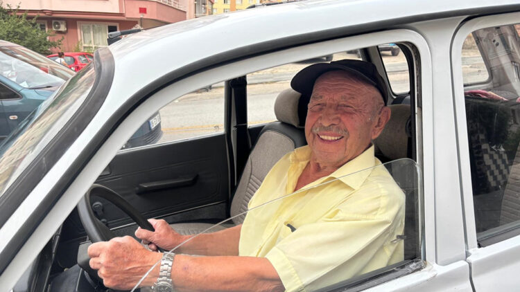Geç oldu, güç olmadı: Hayalini kurduğu eski otomobile 81 yaşında kavuştu