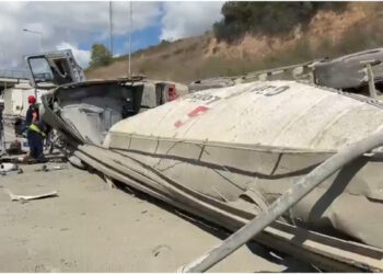 Kocaeli'nde elim kaza: Devrilen beton mikserinin sürücüsü yaralandı