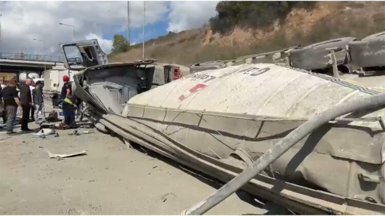 Kocaeli'nde elim kaza: Devrilen beton mikserinin sürücüsü yaralandı