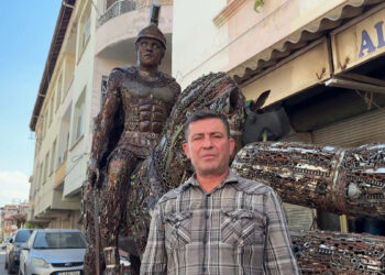 50 bin parça hurdayla Büyük İskender ve atı Bukefalos’un heykelini yaptı