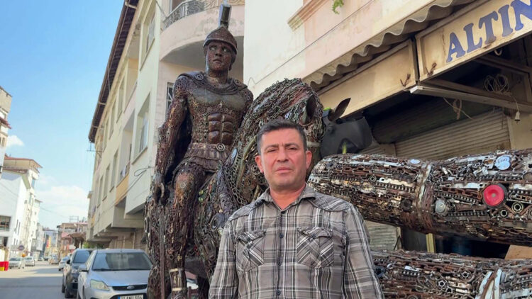 50 bin parça hurdayla Büyük İskender ve atı Bukefalos’un heykelini yaptı
