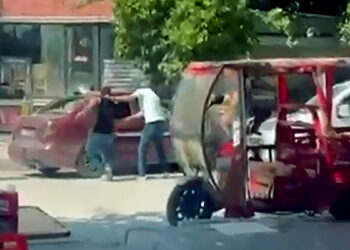 Husumetlilerini darbedip, otomobiline sopayla zarar verdiler