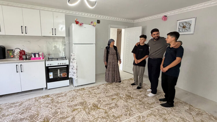 Yarım kalan evlerinde ders çalışıp fen lisesini kazanan ikizler, yeni yuvalarına kavuştu