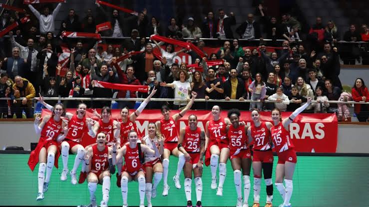 İzmir'de voleybol şöleni: Aras Kargo Dostluk Turnuvası yarın başlıyor