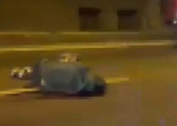 İzmir'de motosiklet, bariyerlere çarpıp devrildi; 1 ölü, 1 yaralı