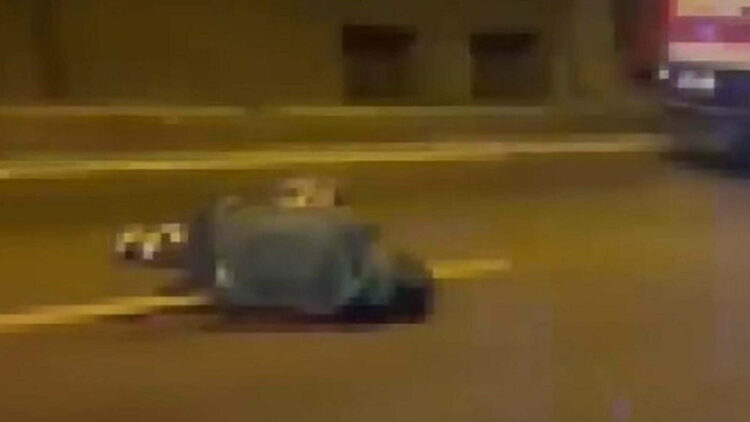 İzmir'de motosiklet, bariyerlere çarpıp devrildi; 1 ölü, 1 yaralı
