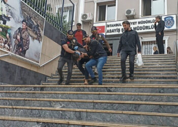 Eyüpsultan Camii'nde havaya 4 el ateş açtı: Tartışma yüzüne tükürülmesiyle başlamış