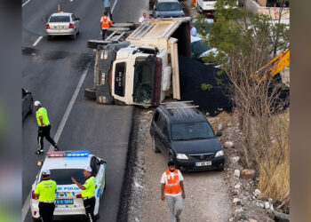 Kamyonun çarptığı yaya ağır yaralandı; kaza kamerada