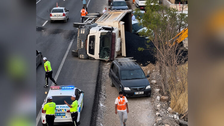 Kamyonun çarptığı yaya ağır yaralandı; kaza kamerada