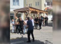 Öğretmenler kamelyayı, 200 metre mesafedeki yeni okula taşıdı