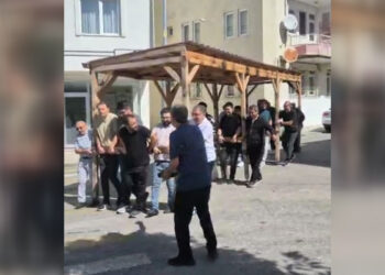 Öğretmenler kamelyayı, 200 metre mesafedeki yeni okula taşıdı