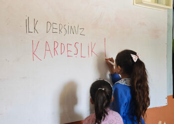 Tek öğrencisi olan okulda, artık iki öğrenci var: "İlk dersimiz kardeşlik"