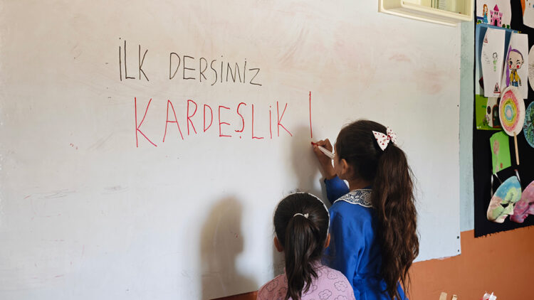 Tek öğrencisi olan okulda, artık iki öğrenci var: "İlk dersimiz kardeşlik"