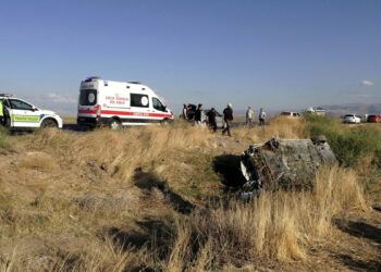 Kayseri’de otomobil şarampole devrildi: 3 yaralı
