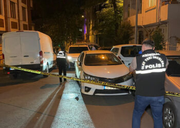 Bayrampaşa’da polisin 'dur' ihtarına uymayan şüpheliler kaçarken kaza yaptı: 1 gözaltı