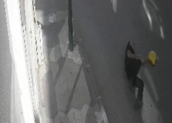 Hareket hâlindeki kamyonetin kasasından düştü; kaza anı kameralara yansıdı