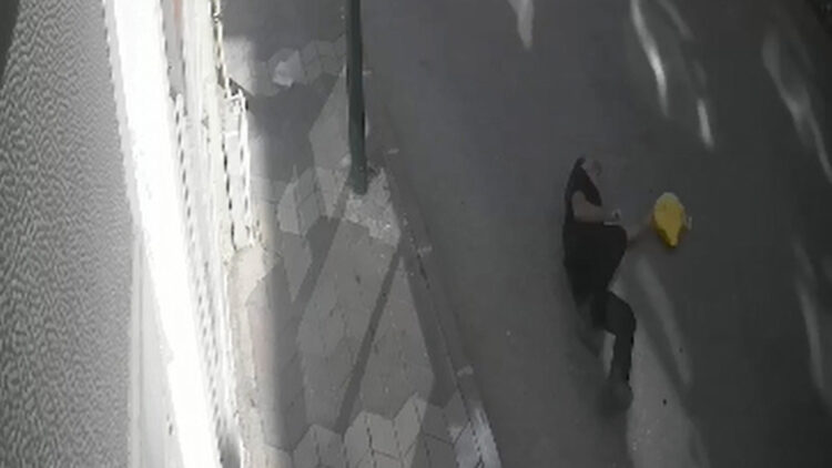 Hareket hâlindeki kamyonetin kasasından düştü; kaza anı kameralara yansıdı