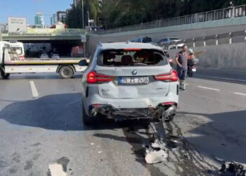 Beylikdüzü'de 3 aracın karıştığı zincirleme kaza: Yaralılar var