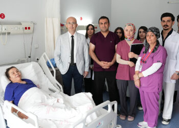 Karın ağrısı ve şişkinlik şikayetiyle hastaneye gitti: Karnından 15 kilo kitle çıkarıldı