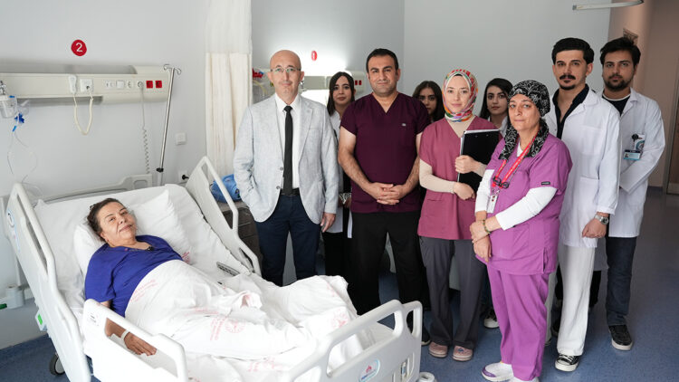 Karın ağrısı ve şişkinlik şikayetiyle hastaneye gitti: Karnından 15 kilo kitle çıkarıldı