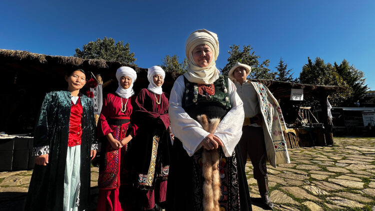 Geleneksel Kırgız kıyafetlerini yaşatıyor: Anneannesinden öğrendiği kültürü gelecek nesillere aktarıyor