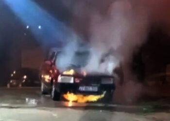 Gaziantep’te kırmızı ışıkta bekleyen otomobil yandı: Motor bölümünde hasar oluştu