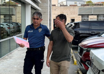 Korkulukları aşıp yola çıktığı öne sürülen çocuğa otomobil çarptı, ağır yaralandı