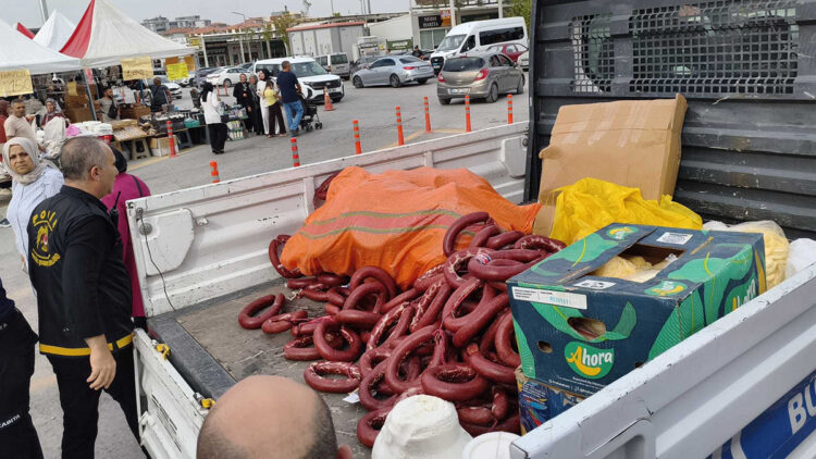 Yöresel ürün fuarında bozulmuş ürün tespit edildi: 230 kilo sucuk ve 150 kilo peynire el konuldu