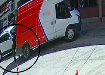 Sürücüsünün geri manevra yaptığı minibüs yayaya çarptı