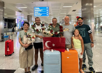 Milli yüzücü Tuna Tunca'ya coşkulu karşılaşama: Catalina Kanalı'nı geçmişti