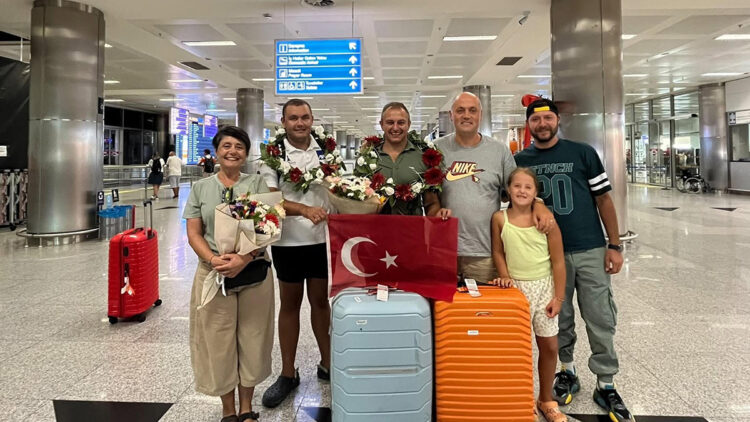 Milli yüzücü Tuna Tunca'ya coşkulu karşılaşama: Catalina Kanalı'nı geçmişti