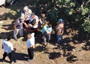 Kaybolan oğlunun bulunduğunu öğrenen anne sevinçten bayıldı