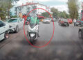 Motokurye, trafikte arkadaşına el işareti yaparken kaza yaptı