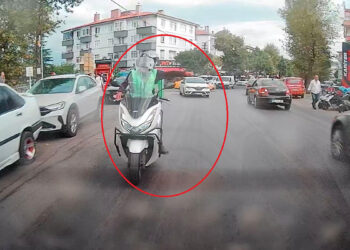 Motokurye, trafikte arkadaşına el işareti yaparken kaza yaptı