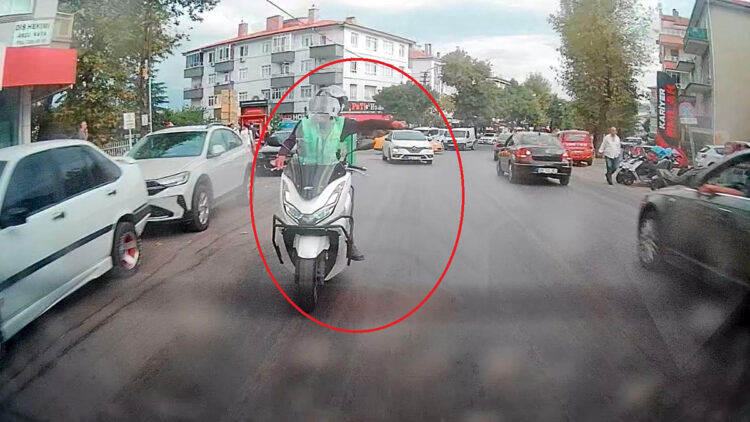 Motokurye, trafikte arkadaşına el işareti yaparken kaza yaptı