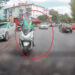 Motokurye, trafikte arkadaşına el işareti yaparken kaza yaptı