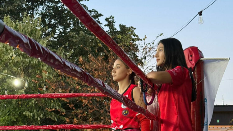 Mağazada çalışıp, spor salonu aidatını ödediği ‘muay thai’de şampiyon oldu