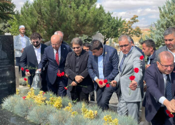 Bozkır'ın Tezenesi Neşet Ertaş, mezarı başında anıldı