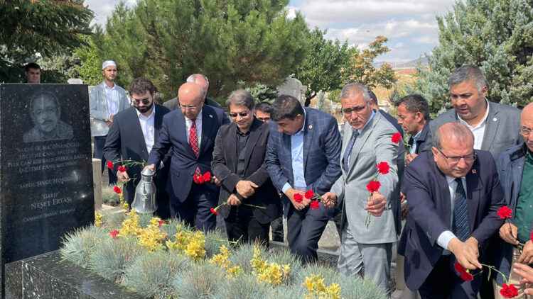 Bozkır'ın Tezenesi Neşet Ertaş, mezarı başında anıldı