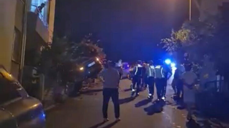 Ordu’da bahçe duvarında askıda kalan otomobilin sürücüsü kaçtı
